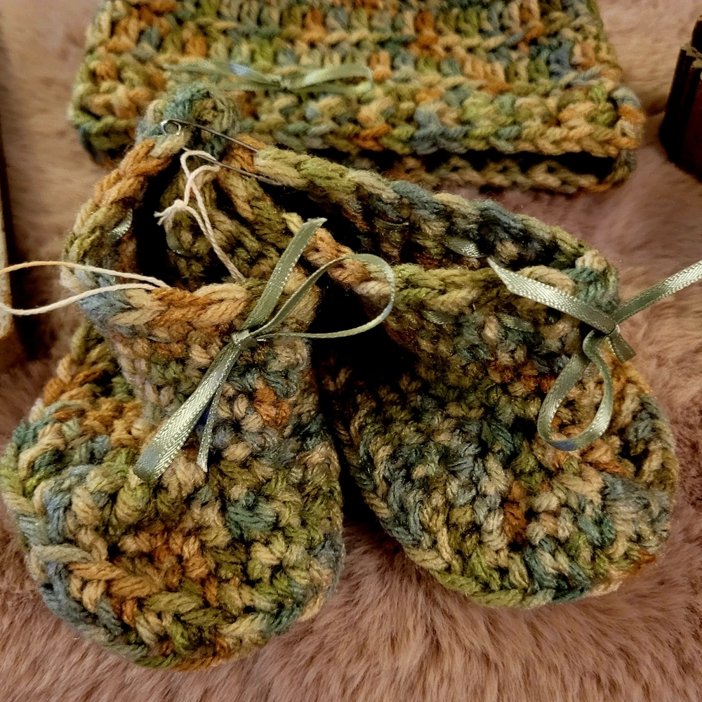 Handmade Knitted Infant Set - Picture 4 of 4